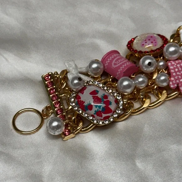 NWT 🧁🍰Betsey Johnson Sweet Bakery Charm Toggle Bracelet - Picture 5 of 12
